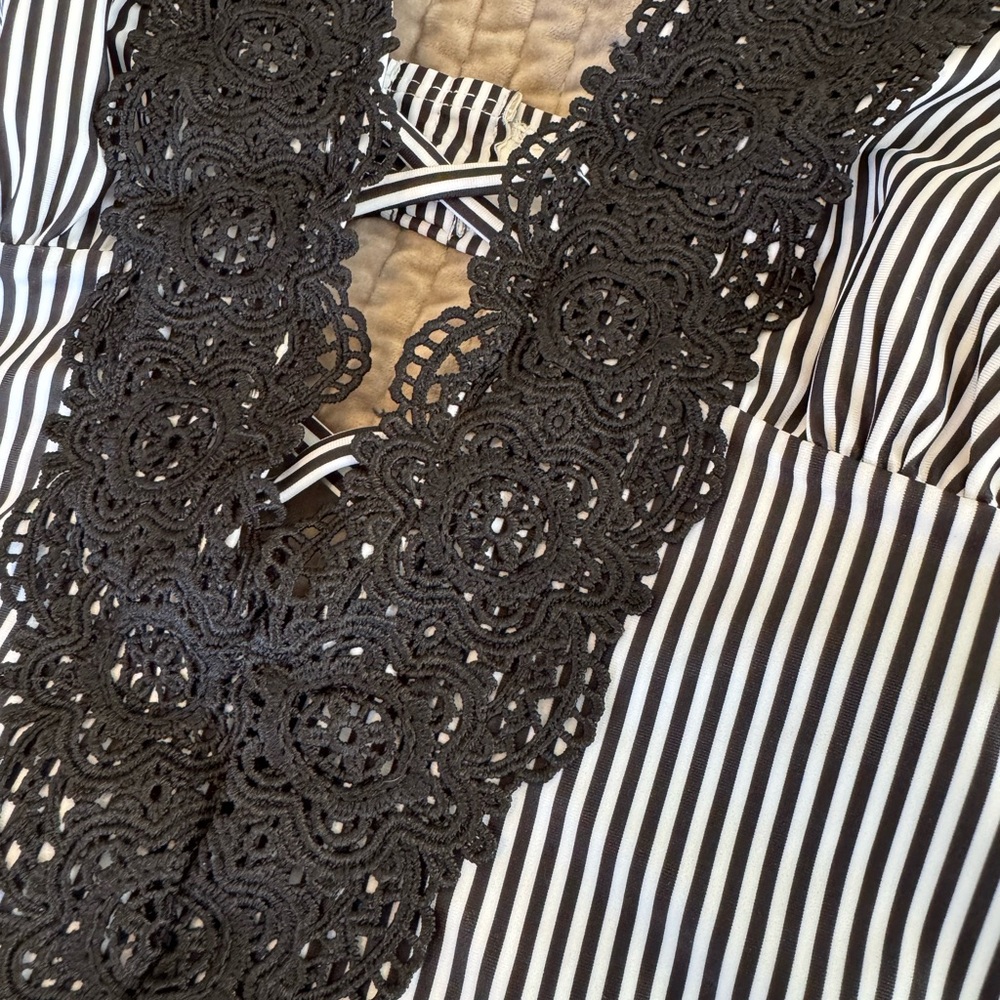 CUPSHE - Sexy, deep cut, striped one piece suit - Picture 3 of 7